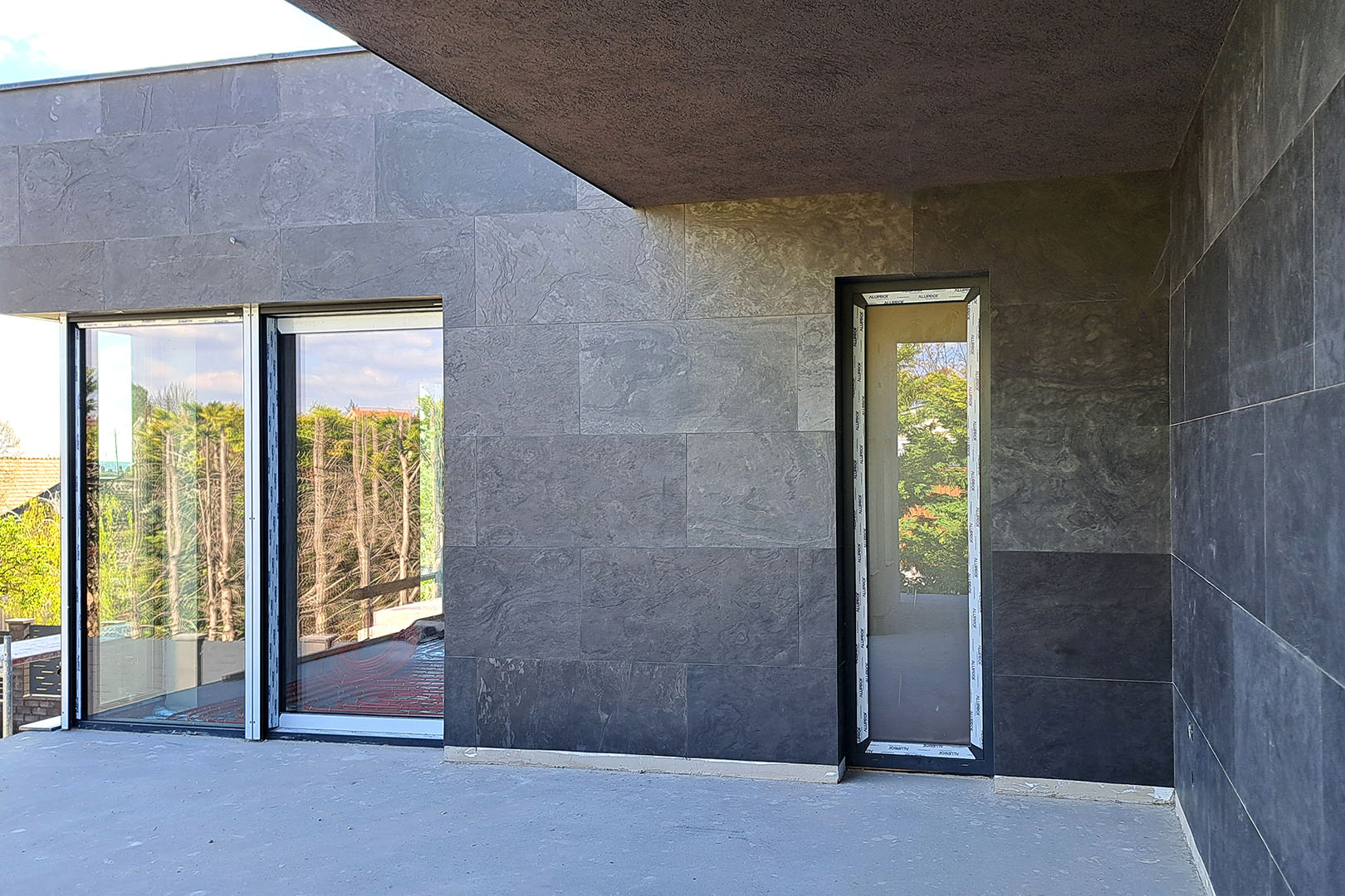 Antracit kőfurnér homlokzaton